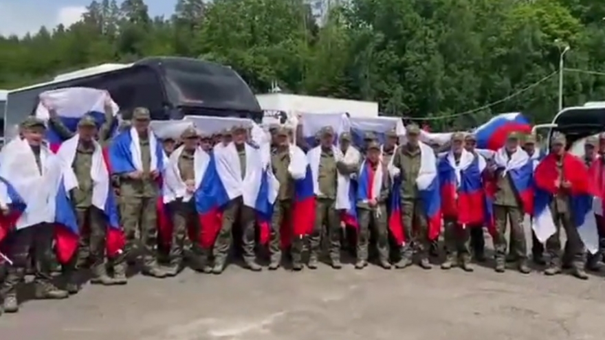 Máy bay đưa tù binh Nga từ Ukraine về Moscow